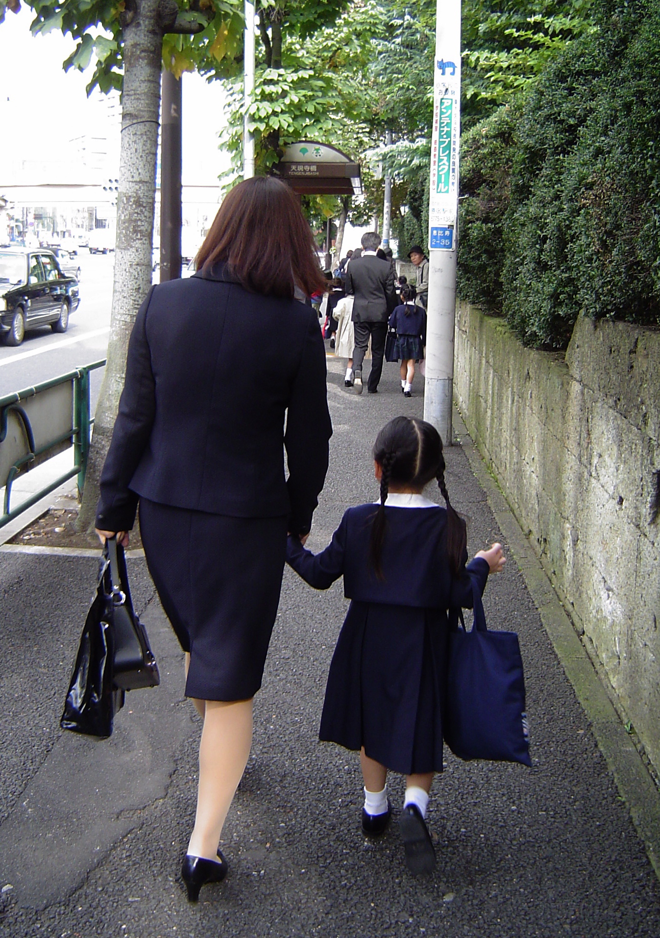 Школа японской мамы. Учебный год в Японии. Мать в Японии. 1 Сентября в Японии. Японские школы начало учебного года.
